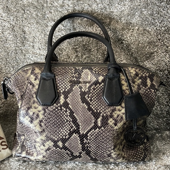 GUC- MICHAEL KORS embossed leather bag - Picture 3 of 15